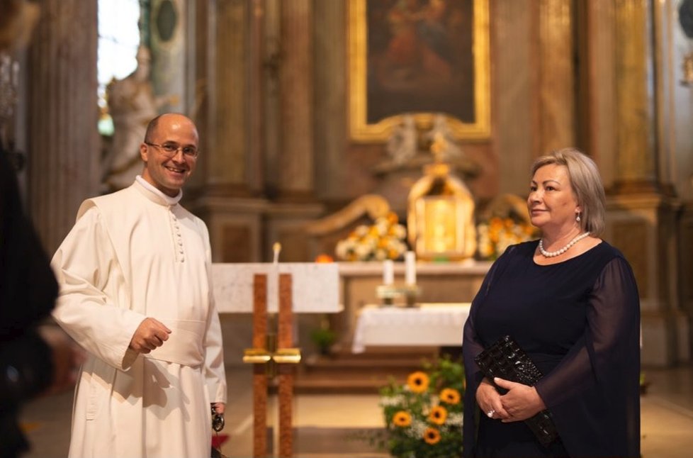 Ivana Zemanová v modrých šatech při návštěvě Olomouckého kraje. Září 2018