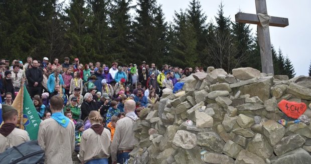 U kamenné mohly Ivančena se každý rok, okolo 24. dubna, kdy byli junáci popraveni, scházejí tisíce lidí.
