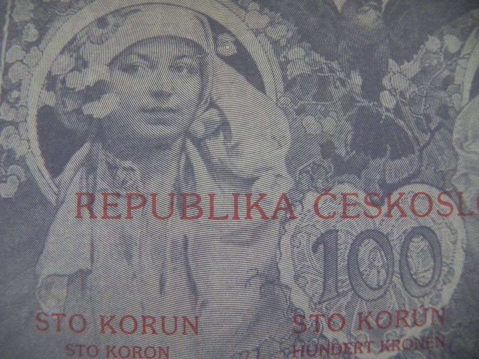 Někdejší stokorunovou státovku i aktuální pamětní bankovku zdobí na rubu portrét Muchovy manželky Marie.