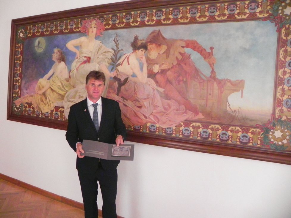 Starosta Ivančic Milan Buček s pamětní stokorunou před originálním Muchovým obrazem Alegorie dramatických umění