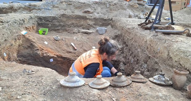 Archeologům z Archaia Brno se podařilo v Ivančicích najít dobře zachované středověké hrnčířské pece.