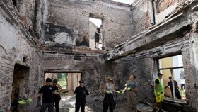 Válka na Ukrajině: Dobrovolníci dávají dohromady zničený Dům kultury v Ivanivce (4.9.2022)