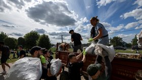 Válka na Ukrajině: Dobrovolníci dávají dohromady zničený Dům kultury v Ivanivce (4.9.2022)