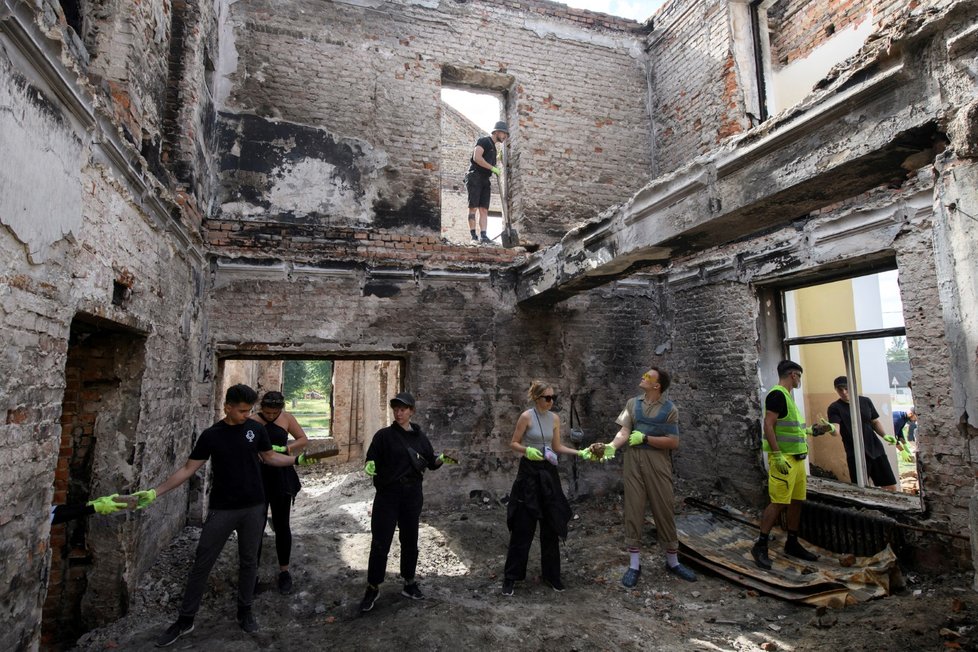 Válka na Ukrajině: Dobrovolníci dávají dohromady zničený Dům kultury v Ivanivce