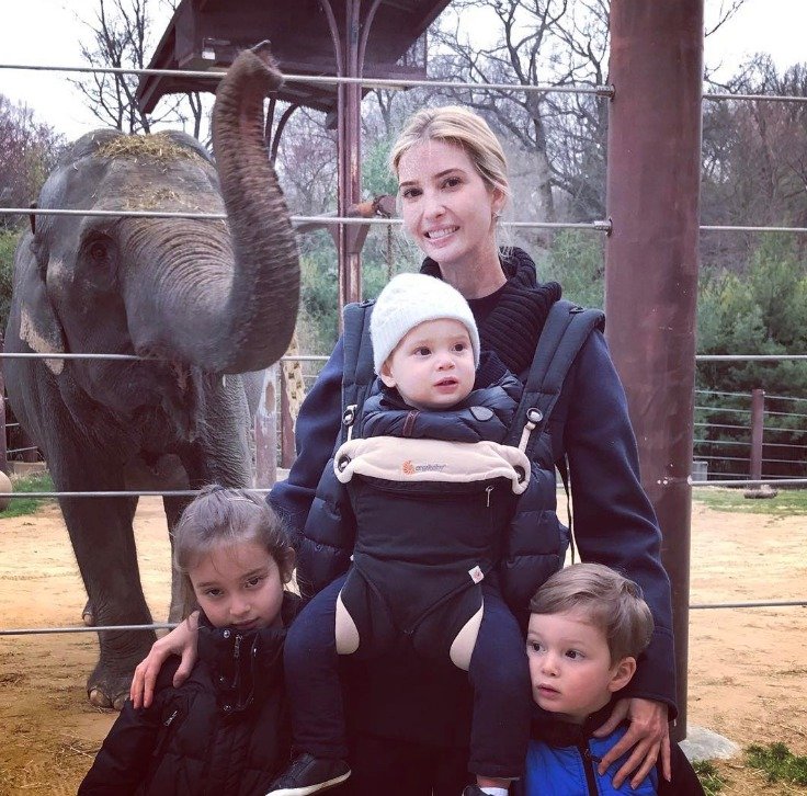 Se všemi třemi dětmi v zoo
