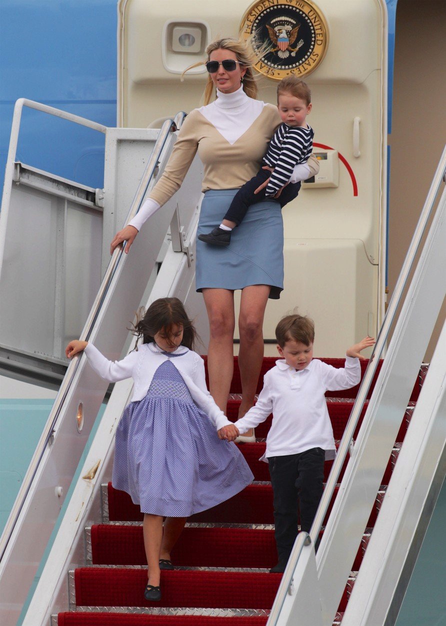 Zaneprázdněná matka Ivanka Trump dorazila se svými dětmi vládním speciálem Air Force One na letiště v Palm Beach.