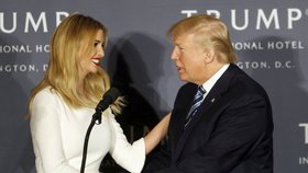 Ivanka Trump poslala loni stovky e-mailů ze svého soukromého účtu, které se týkaly vládních záležitostí. Dopustila se stejného porušení pravidel jako Hillary Clintonová, kterou za tento skutek Donald Trump silně kritizoval.