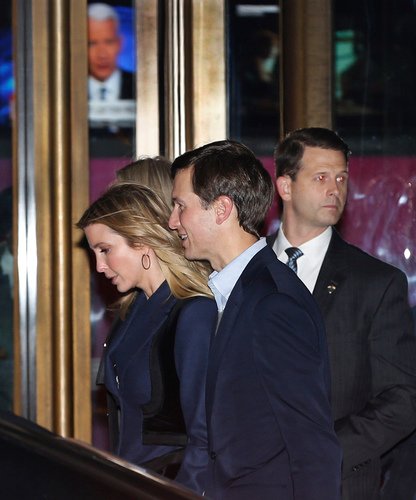 Ivanka Trump a její manžel Jared Kushner opouštějí restauraci 21 Club na Manhattanu