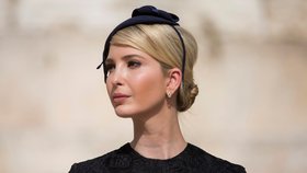 Ivanka Trump poslala loni stovky e-mailů ze svého soukromého účtu, které se týkaly vládních záležitostí. Dopustila se stejného porušení pravidel jako Hillary Clintonová, kterou za tento skutek Donald Trump silně kritizoval.