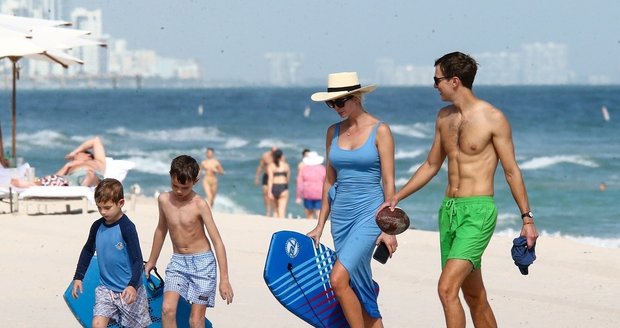 Ivanka s mužem a dětmi řádili na pláži v Miami. Manžel Trumpové ukázal „břišáky“ 