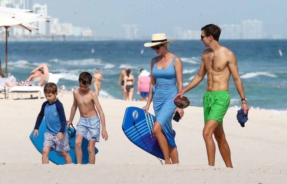 Ivanka Trumpová vyrazila s manželem a dětmi na pláž.