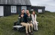 Celá rodinka letos prozkoumává Island. Celá rodinka letos prozkoumává Island.