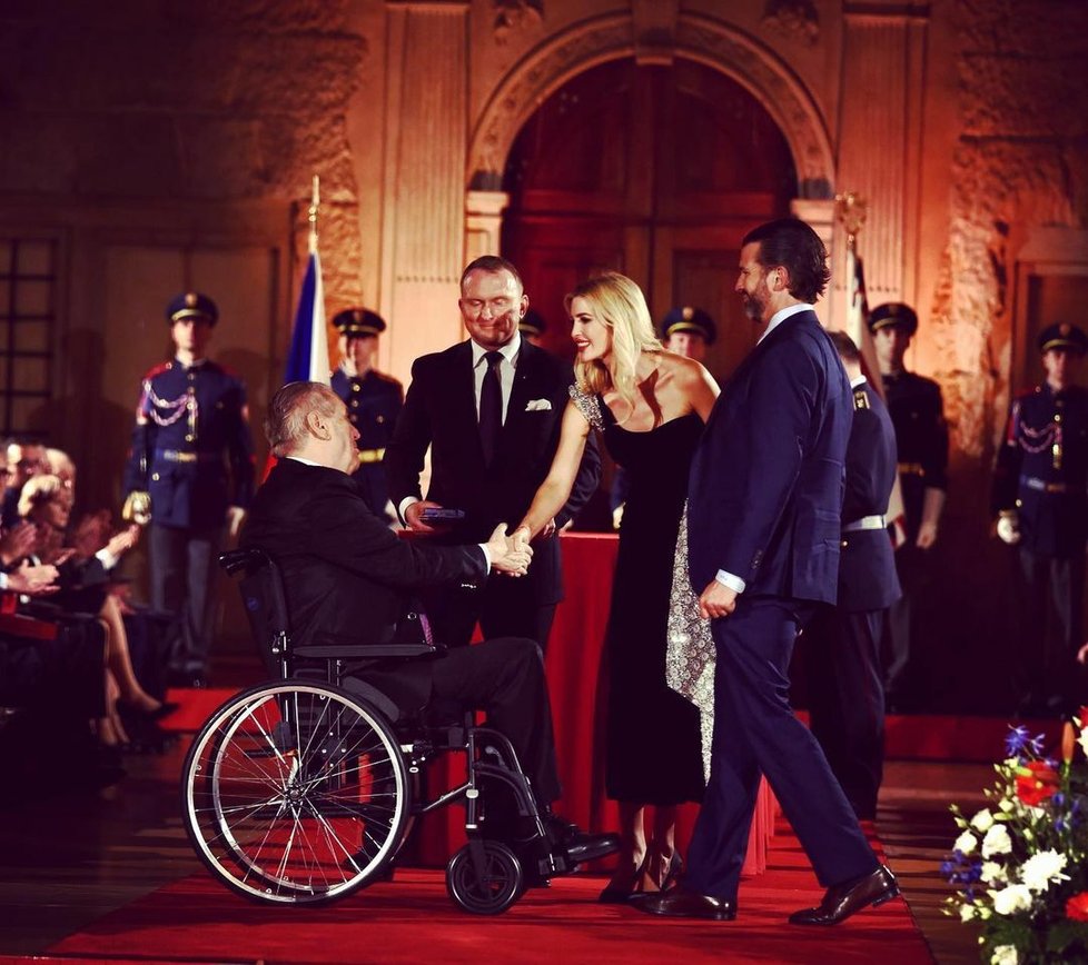 Ivanka z rukou prezidenta Zemana převzala vyznamenání pro svou zesnulou matku. Ivanka z rukou prezidenta Zemana převzala vyznamenání pro svou zesnulou matku.