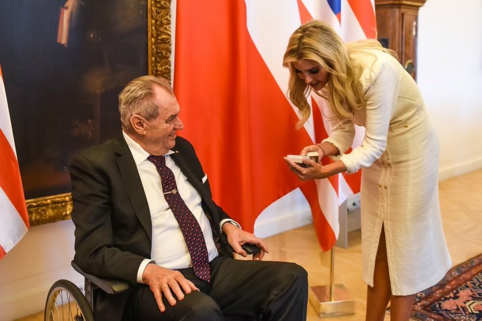 Ivanka Trumpová s dárkem od Miloše Zemana Ivanka Trumpová s dárkem od Miloše Zemana