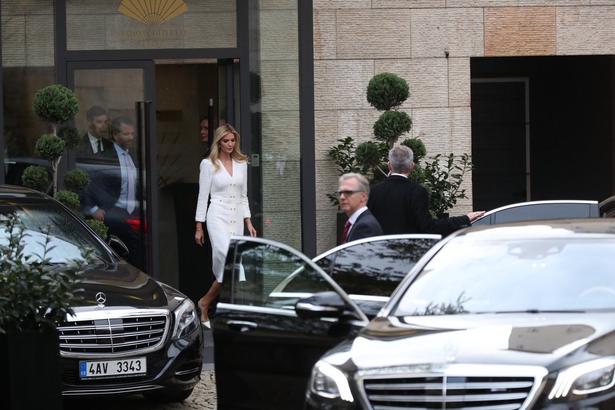Ivanku Trumpovou do Prahy doprovodil její manžel Jared Kushner i starší bratr Donald Trump Jr. 