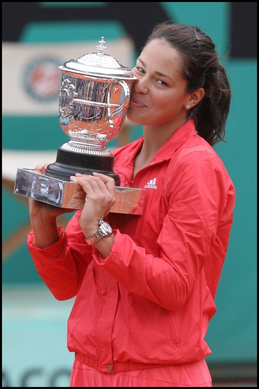 Tenistka ana Ivanovičová se svojí nejdůležitější trofejí - Pohárem Suzanne Lenglenové