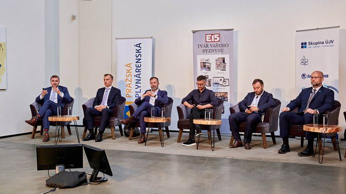 Diskuze se zúčastnili (zleva) René Neděla, Pavel Cyrani, Martin Pacovský, moderátorem byl šéfredaktor deníku E15 Nikita Poljakov, Jan Chabr, Josef Bělica a Martin Hausenblas.