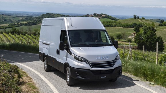 Iveco Daily přichází v modernizované formě. Má adaptivní podvozek a pohodlnější sedačky