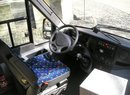 Pracoviště řidiče z užitkové řady Daily, v turistickém minibusu přibyly ovladače dveří a mikrofon