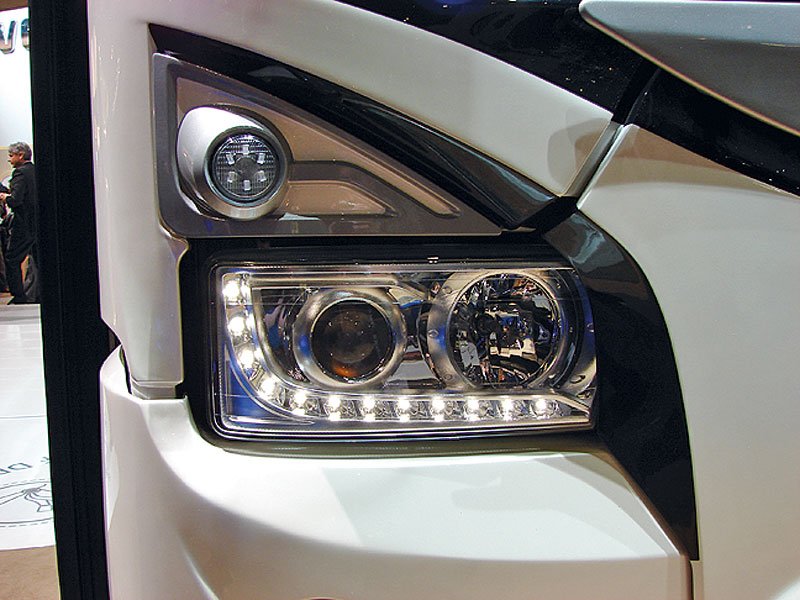 LED technologii snižující nároky na elektrickou energii najdeme na přídi i zádi vozidla