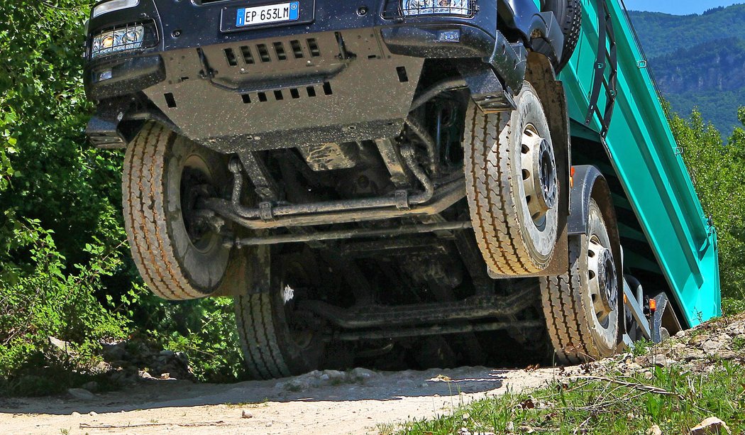 Robustní stabilizátor a kryt motoru tvoří důležitou výbavu těžkých vozidel do terénu