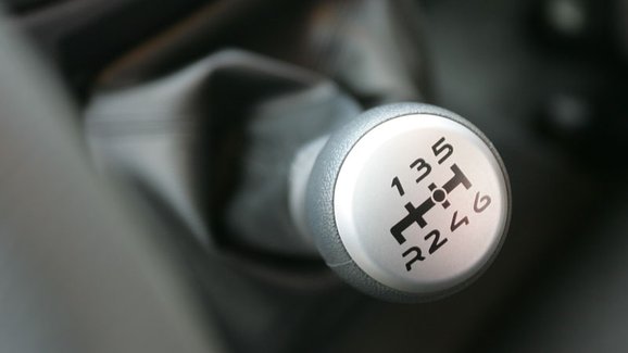 Bezpečnostní asistenti mohou pohřbít manuální převodovky dřív než elektrifikace