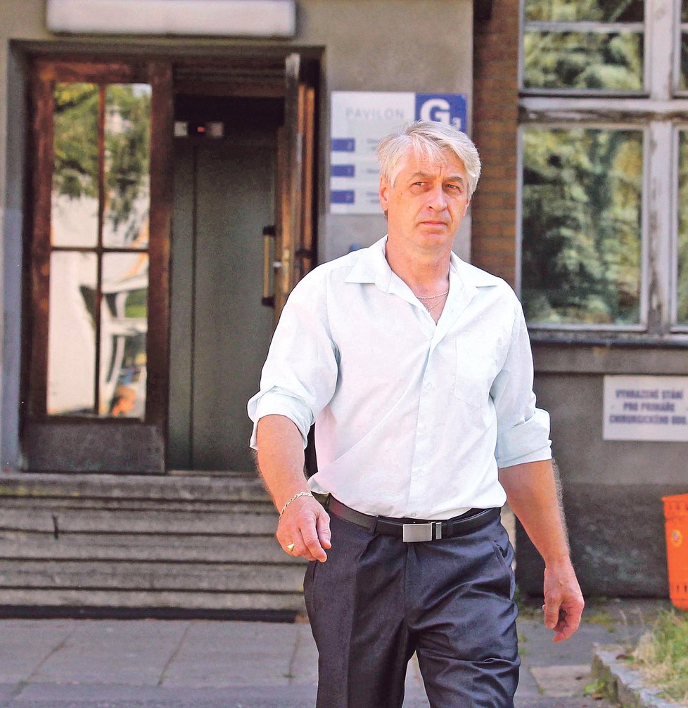 Rychtář byl potrestán za to, že loni v létě před bohnickou léčebnou, kde ležela Bartošová, napadl Zdeňka Macuru.