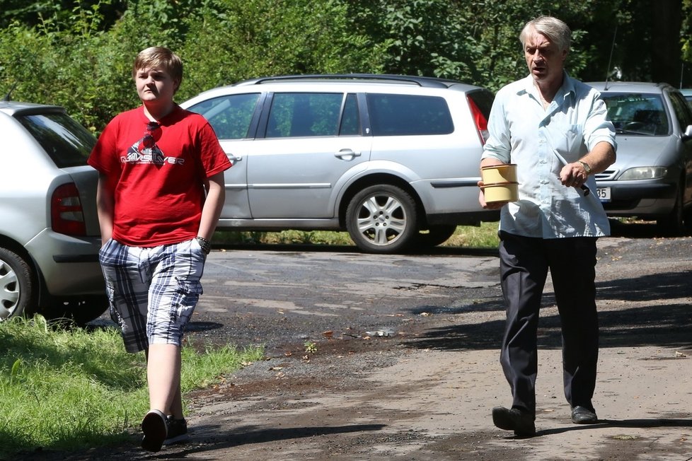 30. 7. 2013: Artur s Pepou přicházejí na návštěvu za Ivetou. Artur ještě neví, jaké hrůzy ho tam čekají