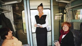 Iveta Bartošová s pasažéry vlaku