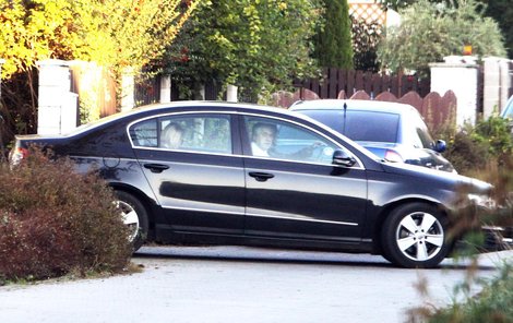 Auto s Ivetou Bartošovou na zadním sedadle se vyřítilo z jejího domu v Uhříněvsi a šílenou rychlostí zmizelo směrem na Hradec Králové.