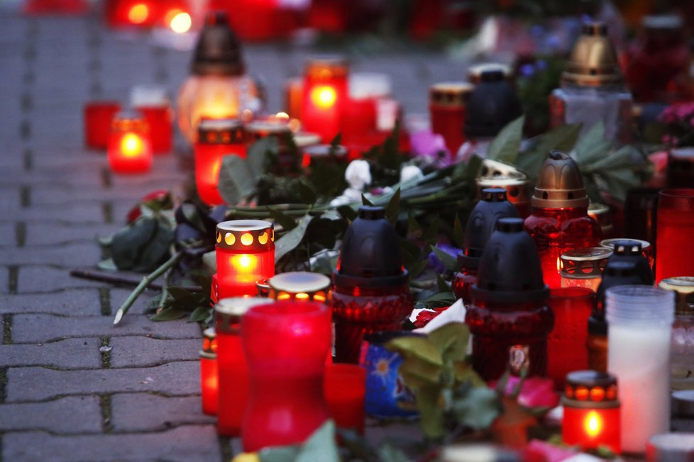 Za šera a tmy vypadá chodník plný zapálených svíček v pražské Uhříněvsi působivě.