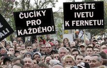 Demonstrace na záchranu Bartošové se zvrtla: "Pusťte Ivetu k fernetu!" hlásají účastníci