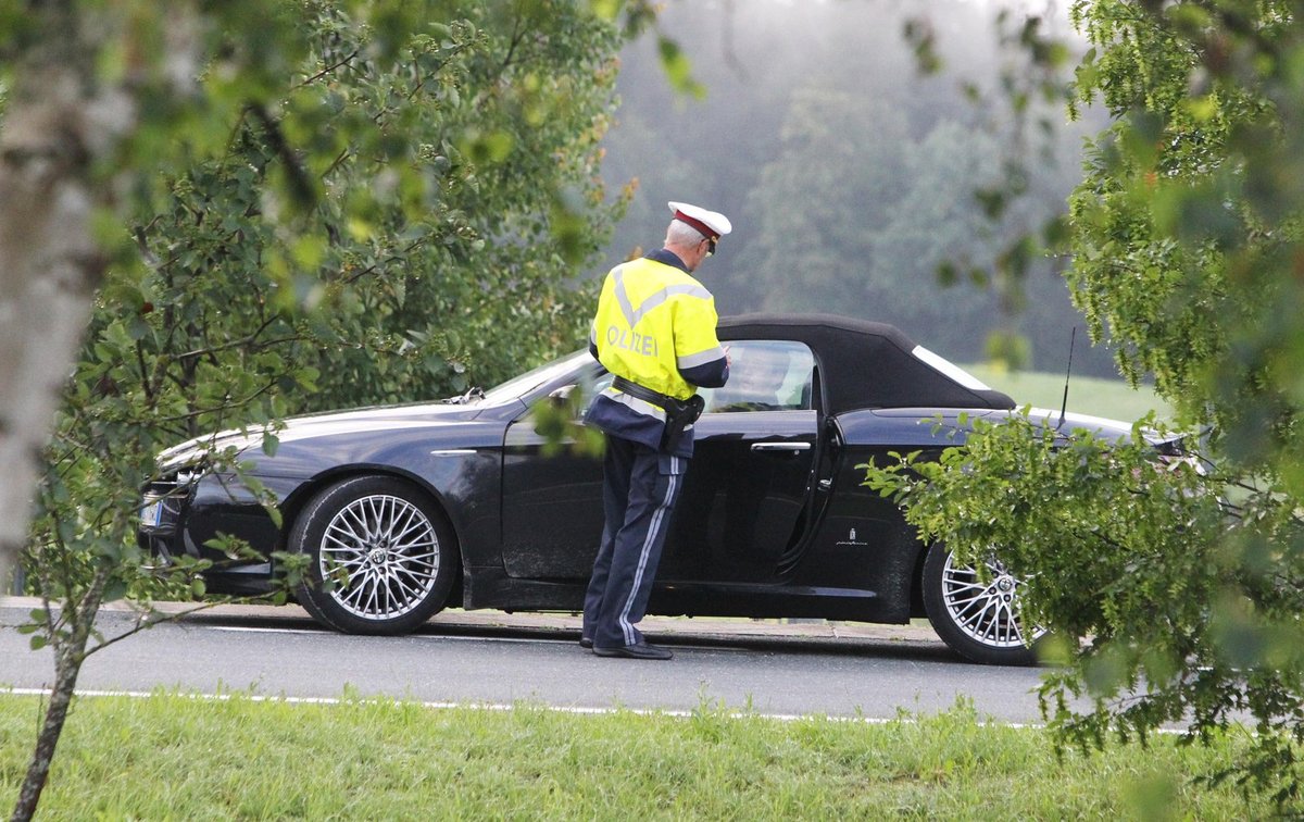 Pátek 6:30 - Dvojici po cestě staví policejní hlídka kvůli rutinní kontrole.