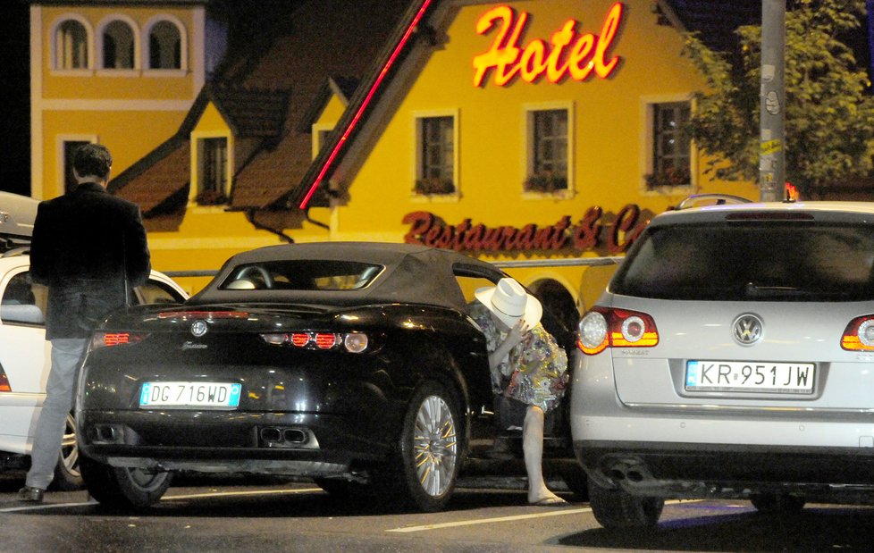 Zastavili se u hotelu na jídlo a na chvilku odpočinku