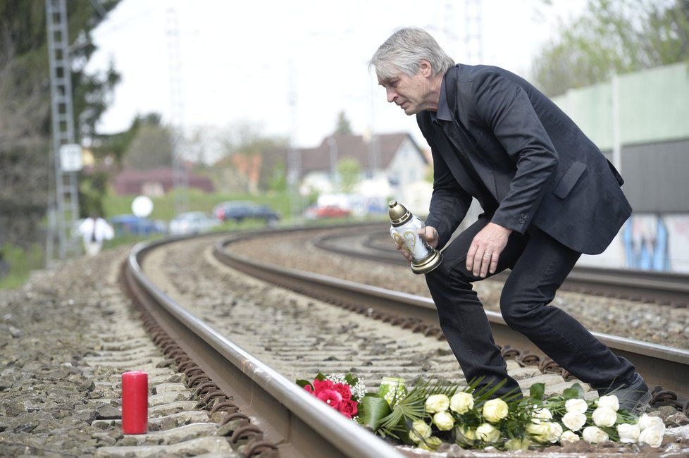 Josef Rychtář k místu tragédie nosí čerstvé květiny a zapaluje svíčky.