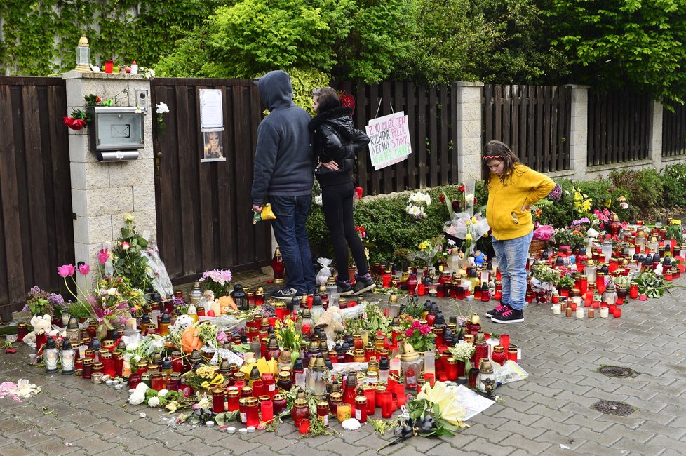 Pieta před domem zesnulé zpěvačky Ivety Bartošové.