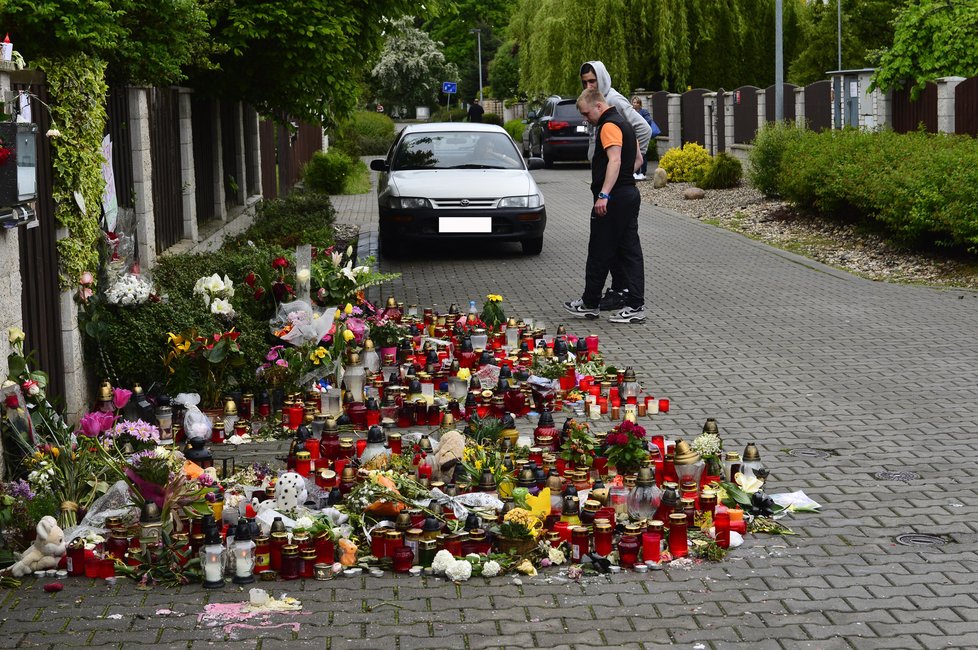 Pieta před domem zesnulé zpěvačky Ivety Bartošové.