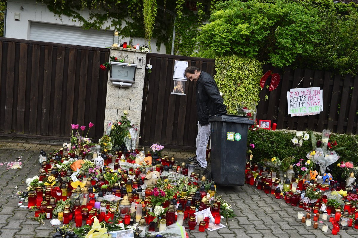 Zvukař Standa vyváží popelnice u zpěvaččiny nejoblíbenější fotky.