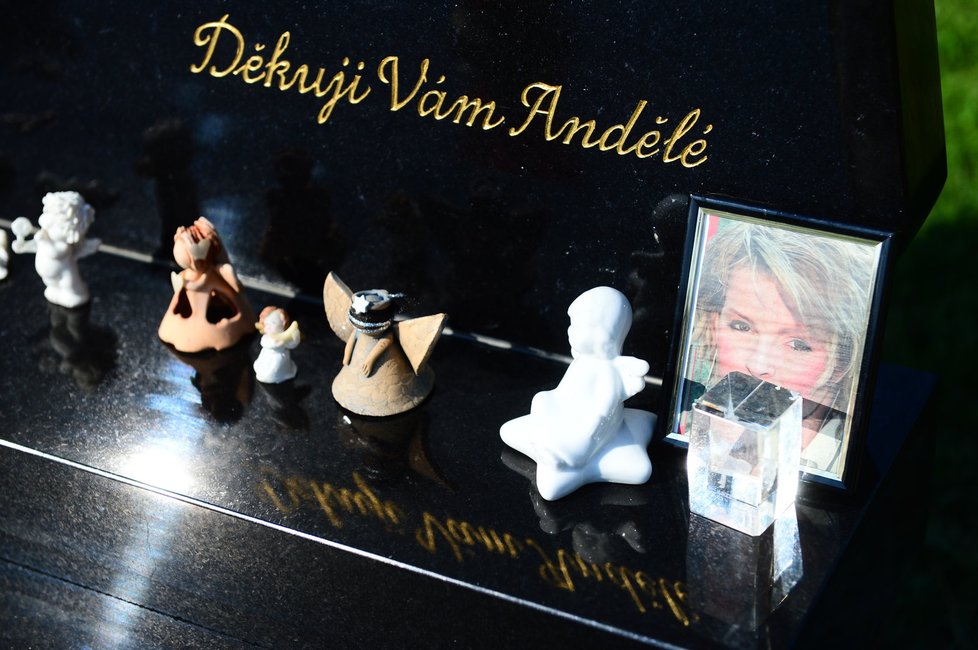 Pod náhrobkem Ivety Bartošové jsou také umístěni andělíčci 