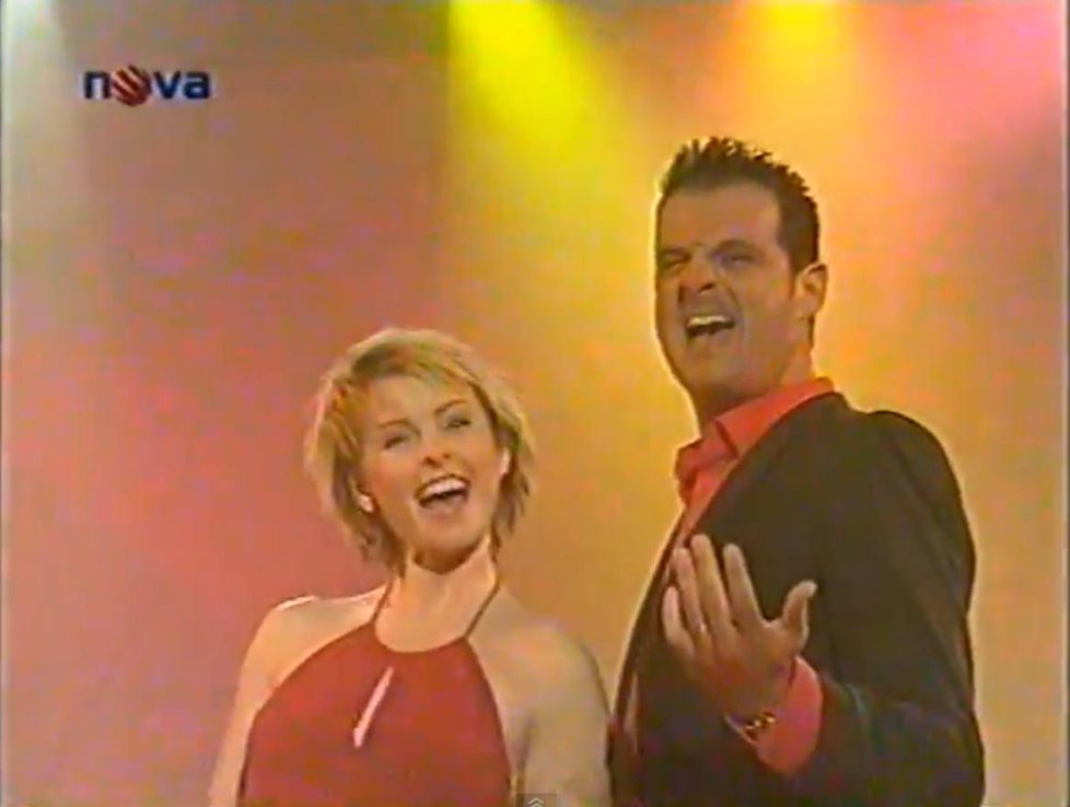 Rok 2005 - Iveta Bartošová a Davide Mattioli při zpěvu známé italské písně Felicita v pořadu Ať žije Valentýn na TV Nova. Fešák Domenico Martucci tedy nebyl prvním Italem, se kterým si Iveta střihla procítěný cizojazyčný duet.