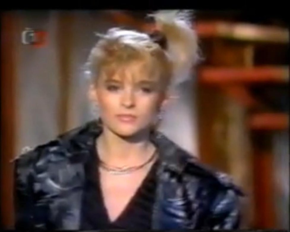 Rok 1992 - Bartošová v oblíbeném hudebním pořadu pro mladé s názvem Abeceda. Píseň se jmenovala scházíš mi čím dál víc a zpěvačka se stylizovala do role rozverné puberťačky s culíkem.
