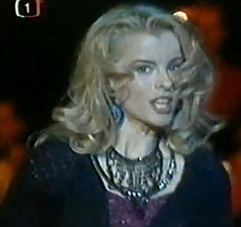 Rok 1993 – Iveta při vystoupení s jednou ze svých nejslavnějších písní Juanita. V té době zpěvačka zvládala velmi náročná pohybová čísla, která by dnes už asi nemohla uskutečnit, a to ani s playbackem.