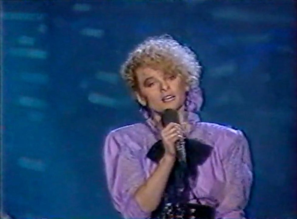 Rok 1988 – psal se konec osmdesátých let a Iveta bodovala s písní Dva roky prázdnin především u československých vojáků. Speciálně pro ně ji také několikrát zazpívala. Zde na plese ČST.