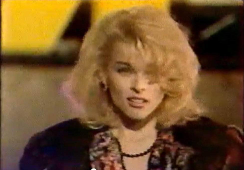 Rok 1991 - slavná píseň O lásce v televizním hudebním pořadu. Hudbu pro Ivetu složil Ondřej Soukup, s textem přispěchala Gábina Osvaldová a byl z toho jeden z Ivetiných největších hitů kariéry.