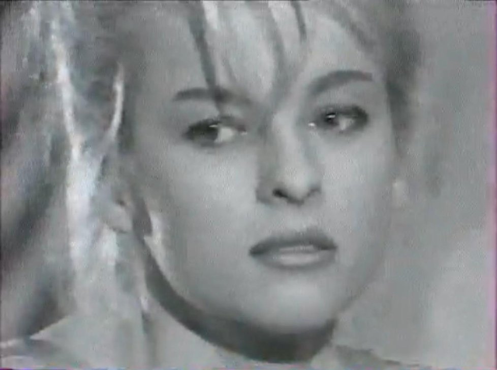 Rok 1990 - Iveta v černobílém provedení na půvabné klipové fotografii z počátku devadesátých let.
