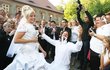 První a zatím poslední svatbu měla Iveta Bartošová v roce 2008. Na Hluboké si brala Jiřího Pomejeho. A byla to