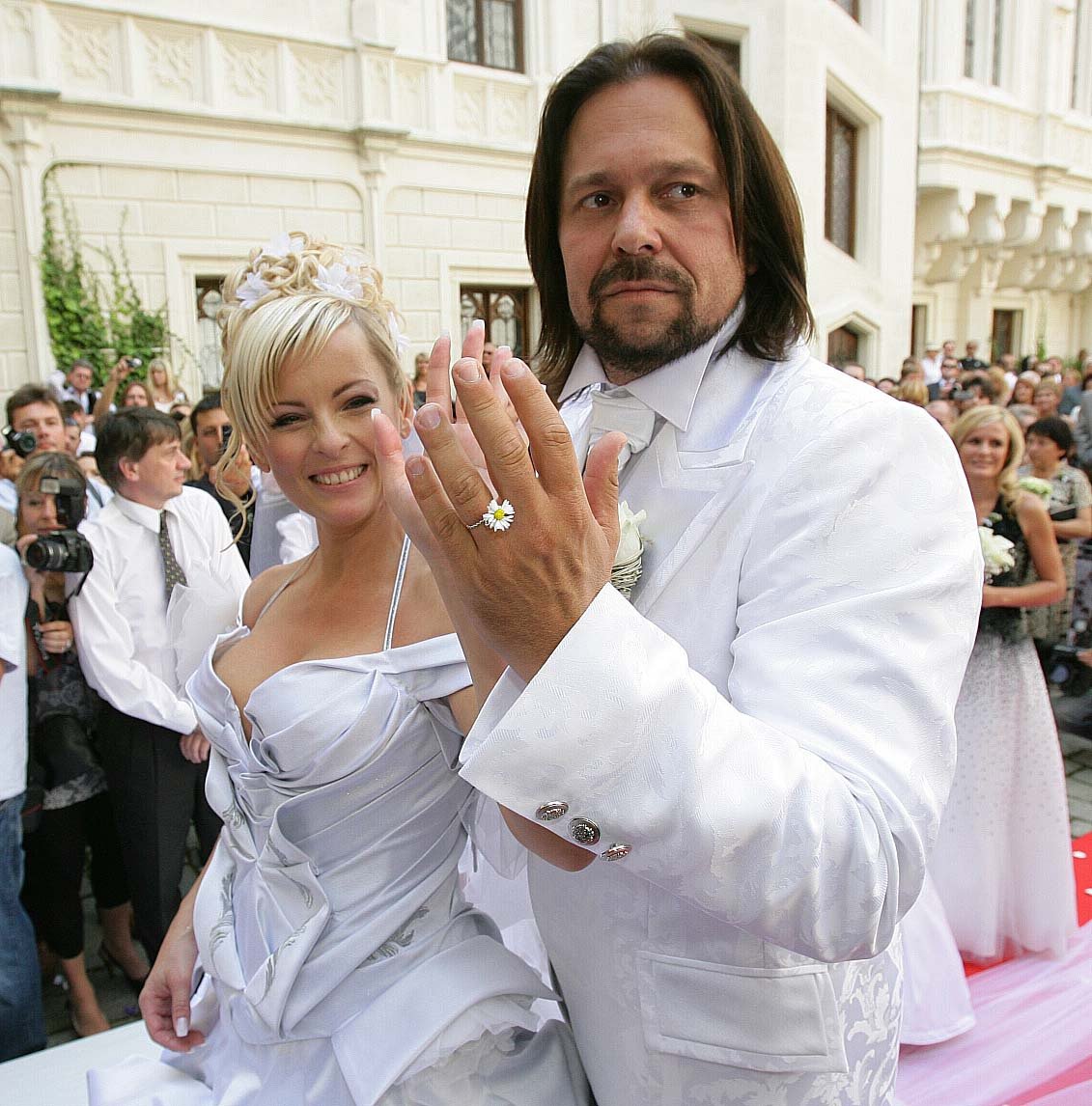 Iveta se na svatbě s Jiřím Pomejem nechala uchlácholit prstýnkem ze sedmikrásky.