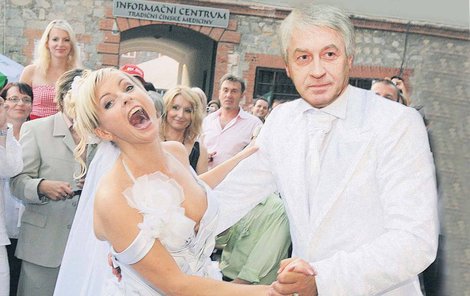 Josef Rychtář si konečně bude moci vzít Ivetu Bartošovu, která tolik touží po svatbě.