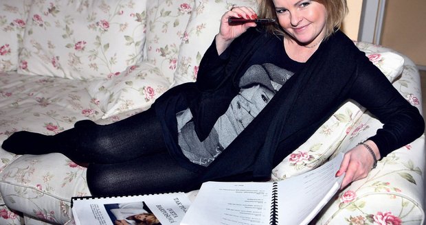 Iveta Bartošová se už pohroužila do zápisků a deníků, které jí vedl její fanklub
