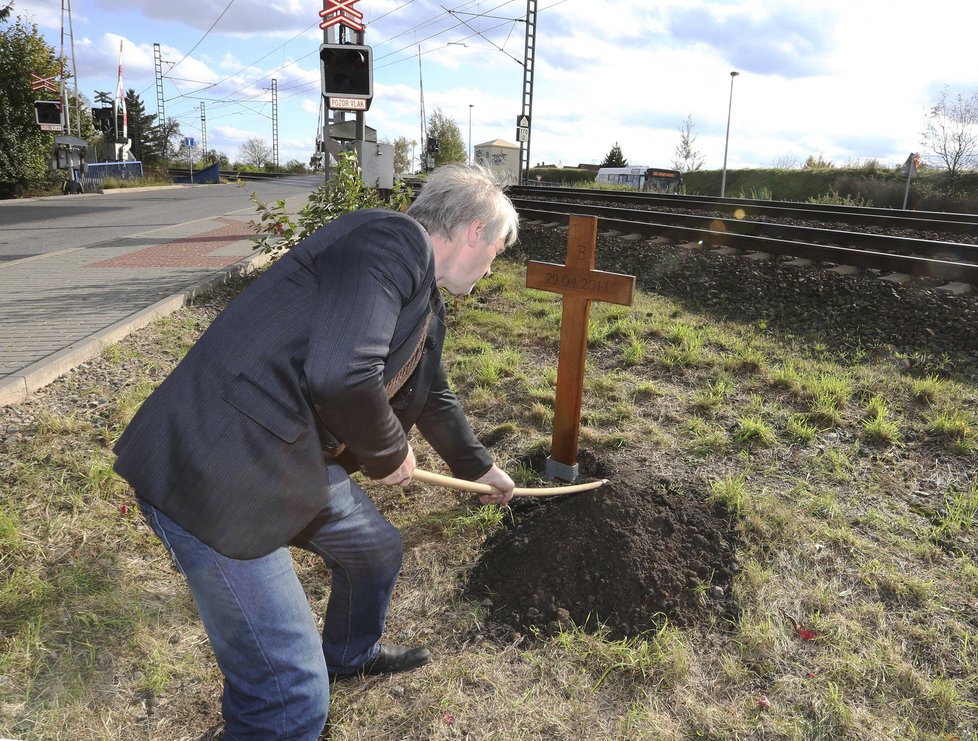 Josef Rychtář postavil kříž.